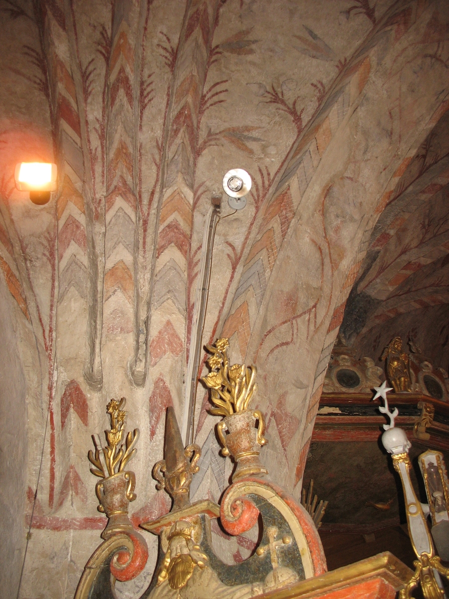 Interiör från Säby kyrka i Säby socken, Tranås kommun. Bilden visar den äldre belysningen i triumfbågsvalvet.