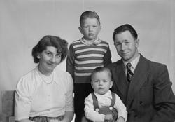 Johannes og Irma Nilsskog med sønnene Jan Martin og Arne Joh