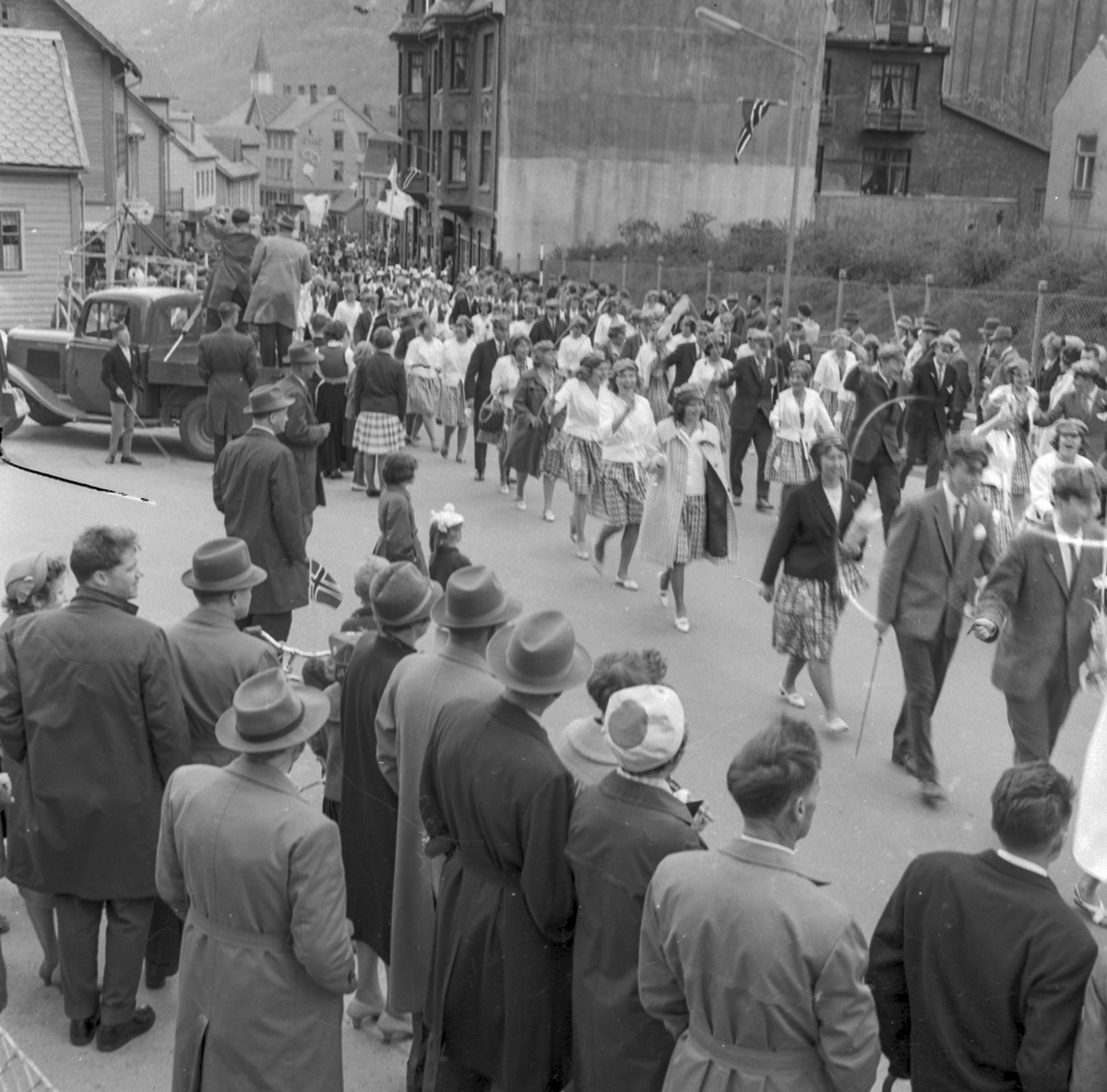 17. mai-tog opp Røldalsvegen (gågata) i 1962.