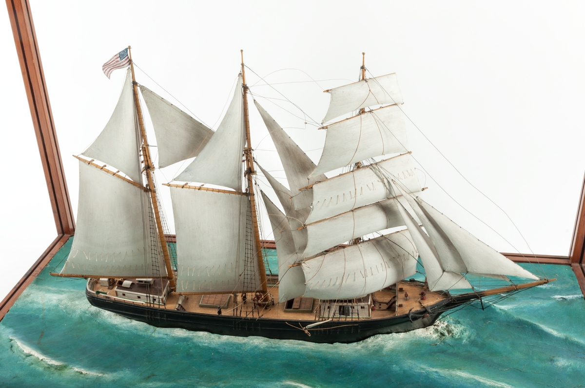 Fartygsmodell, skonertskeppet "Gloria" i monter under segel.