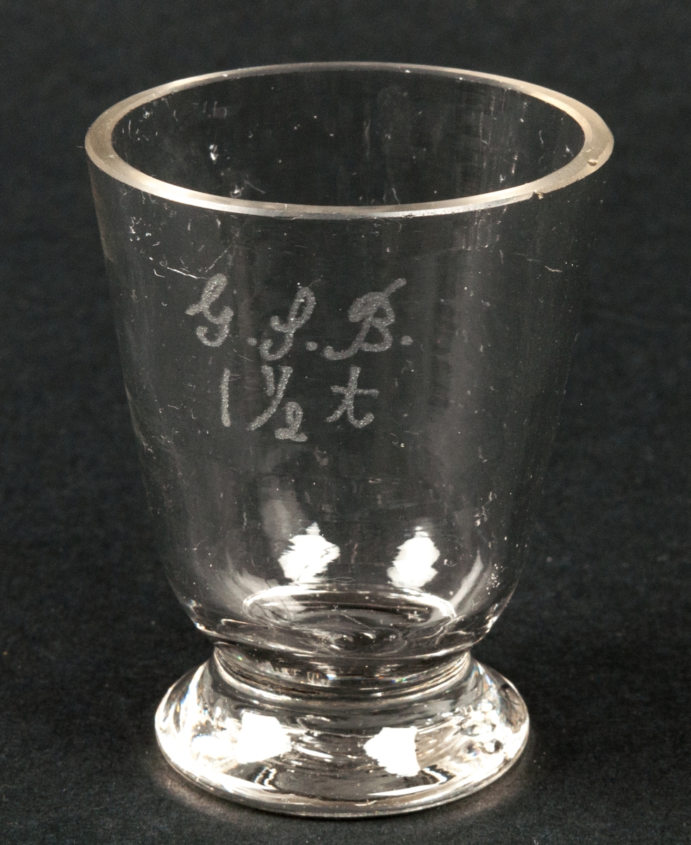 Mätglas, 2 stycken, "G.S.B. 1 ½ T." från gävlekrog. En sup= 1½ kubiktum.