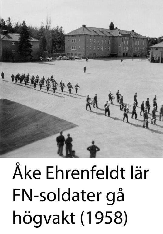 4. komp, 1958. 
Löjtnant Åke Ehrenfeldt övar FN-soldater inför högvakt på slottet.