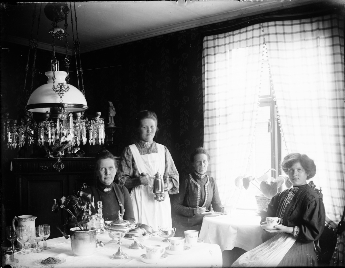 Ruth serverar kaffe i salen i bostaden, kvarteret Guldskäret, Östhammar före 1912