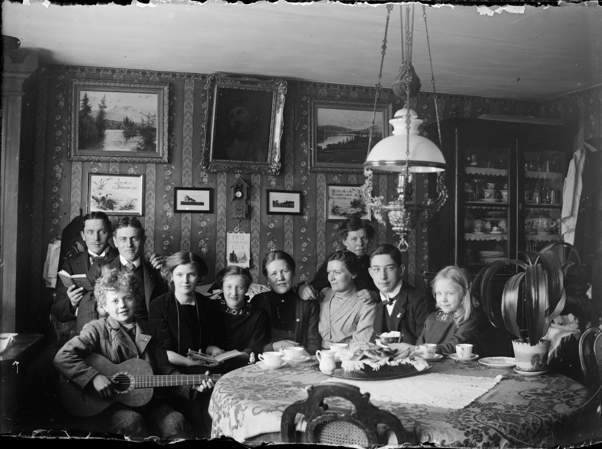 Hemma hos familjen Edhlund i bostaden, kvarteret Guldskäret, Östhammar, Uppland före 1912