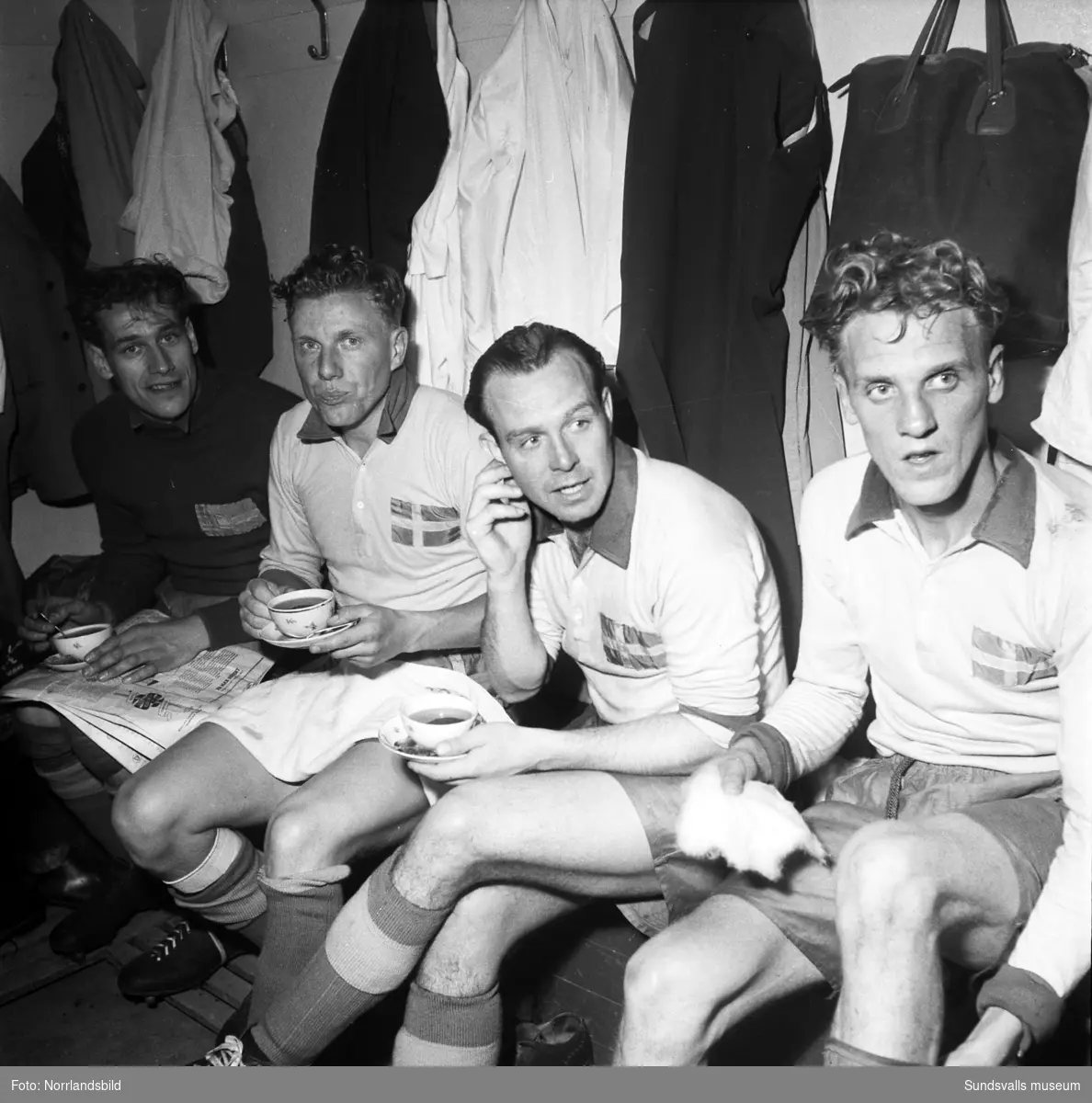 Fotbollslandskamp Sverige-Finland 1952. Två spelare (lagkaptenerna?) skakar hand i omklädningsrummet.