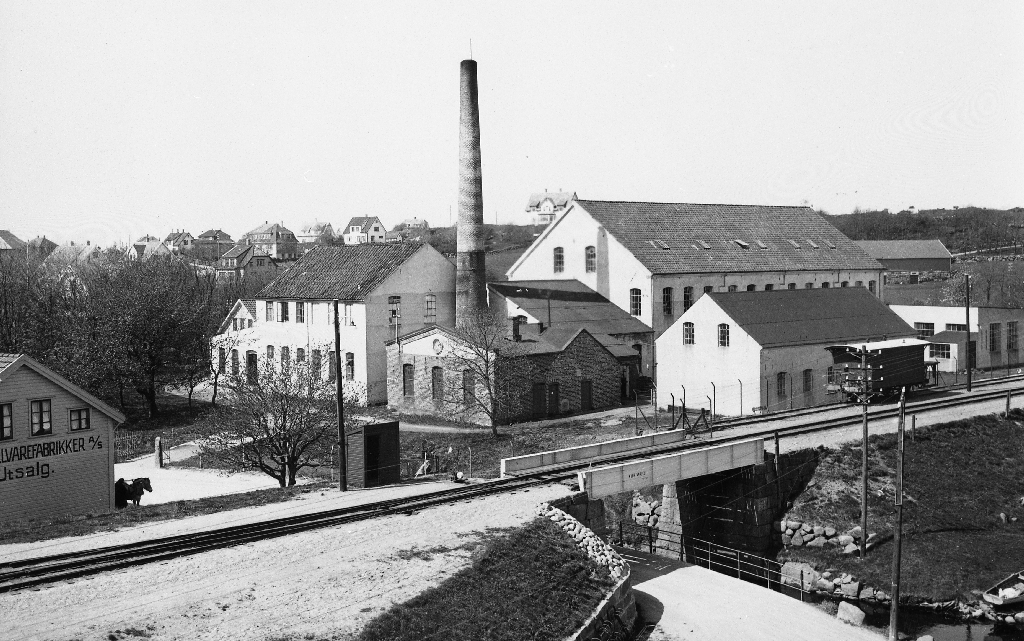 Jæderens Uldvarefabrik med utsalg i bygningen heilt til venstre. Frå 1938 Serigstad A/S.