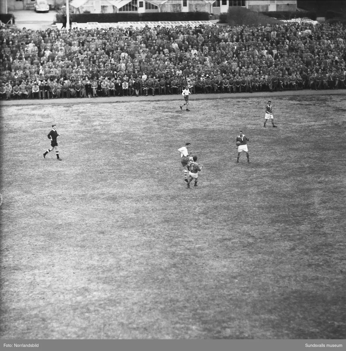 Publiken strömmade till Idrottsparken då GIF Sundsvall mötte Eskilstuna i klubbens första kval till högsta serien 1957. Matchen slutade 1-1 och publiksiffran var imponerande 11000.