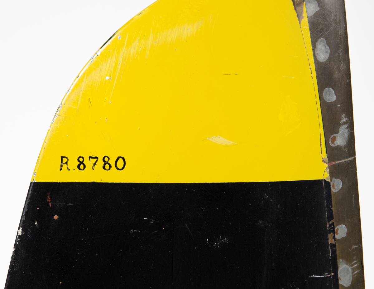 Propellerblad, rotel. Till fpl S 31.
Propellerbladet är svart med gul spets. På baksidan finns en gammal lagning.