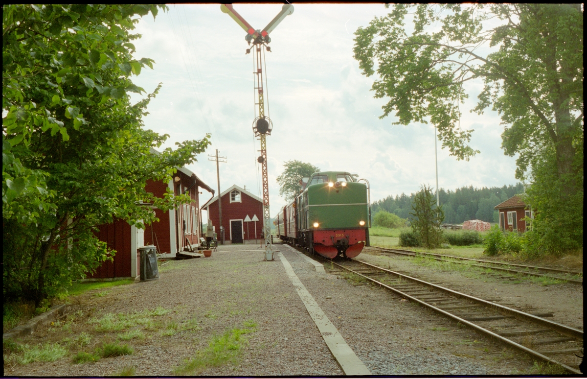 Statens Järnvägar, SJ Tp 3515 med persontåg vid Bärby station.