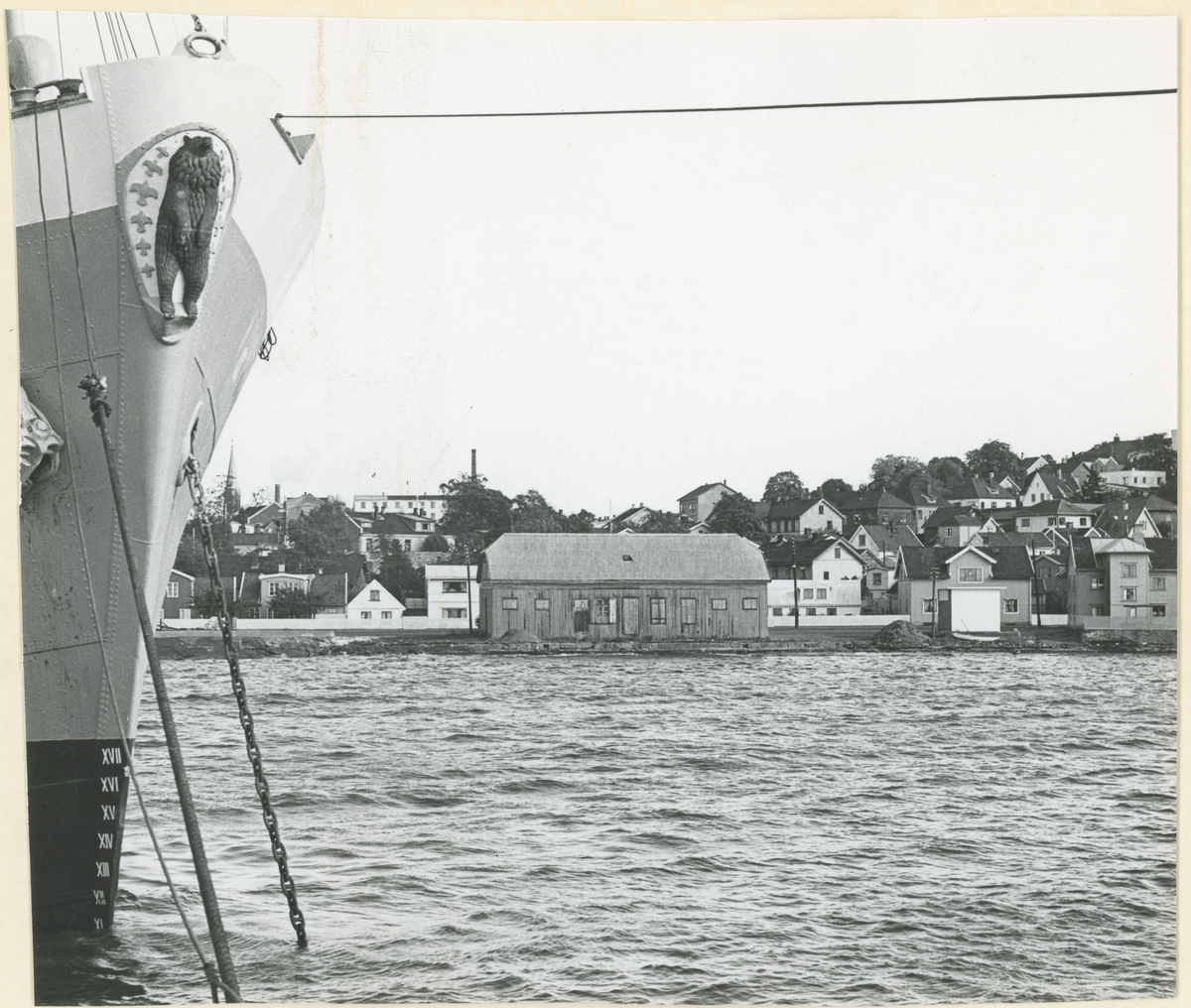 Fotograf har stått ute på Værlebrygga.
Detaljer: Strandgata med det gamle kurbadet.
Historikk: Kurbadet hadde sin storhetstid mellom 1835 til rundt 1930. Badet ble stengt i 1958 og revet i 1968.