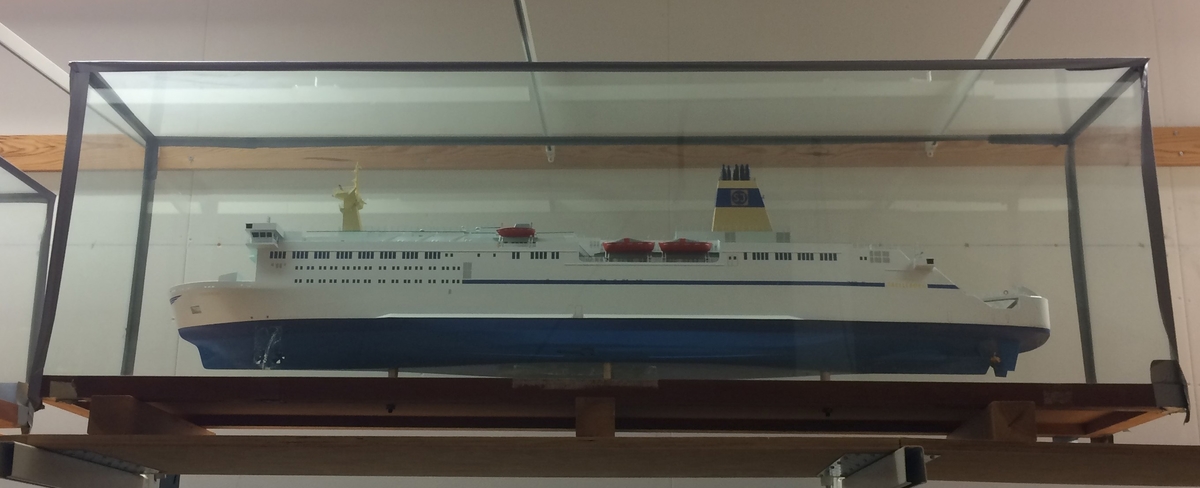 Modell i skala 1:100 av tågfärjan Trelleborg.
Monter 2040 x 430 x 1535 mm
Vitmålad ovan vattenlinjen och blåmålad under. 1 st skorsten. Ingen last.