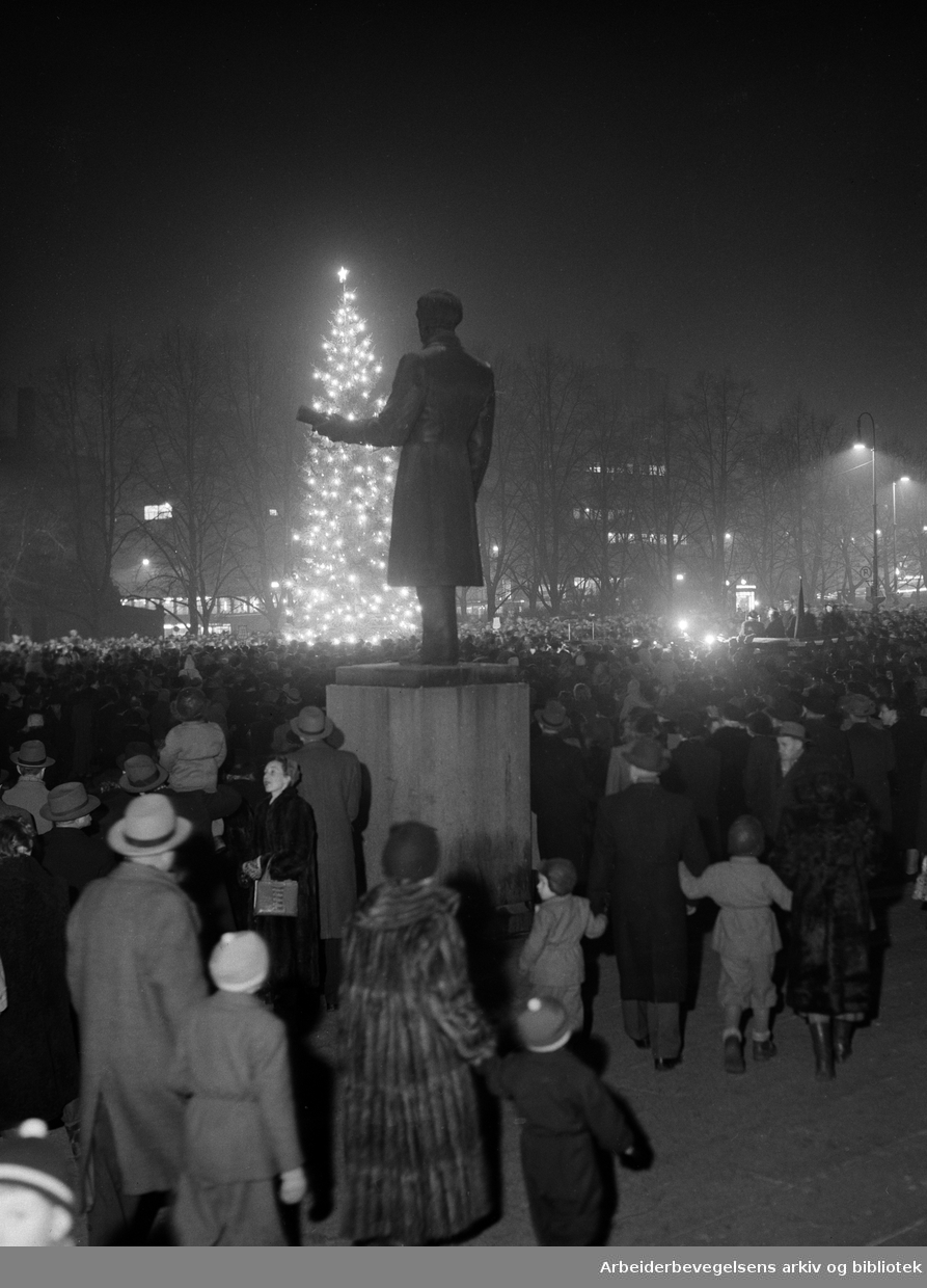 Tenning av julegrana på Universitetsplassen. 7. Desember 1952.
