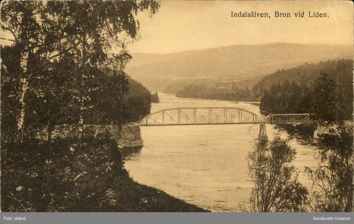 Vykort med motiv av bron över Indalsälven i Liden.