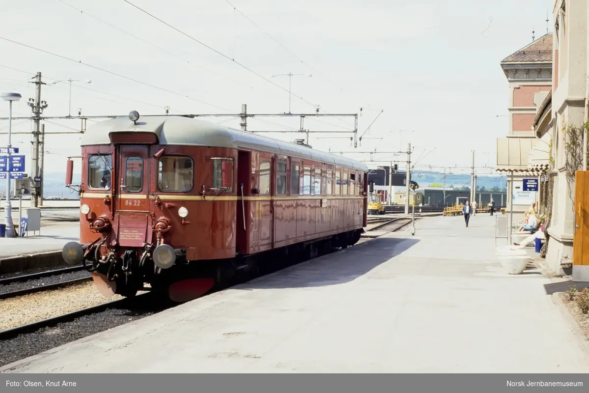 Dieselmotorvogn BM 86 22 med persontog til Kongsvinger på Hamar stasjon