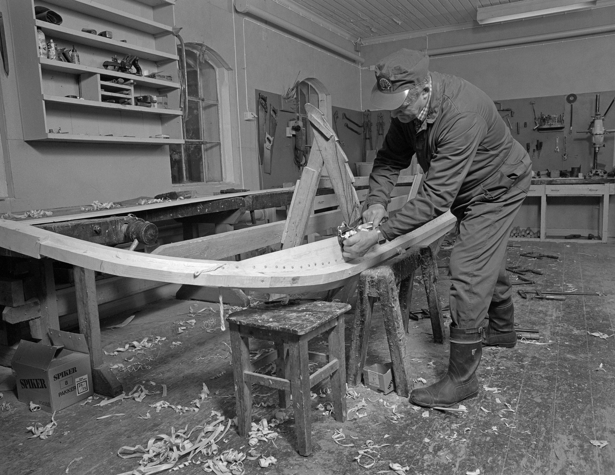 Bygging av fløterbåt (Flisa-båt) Nov. 1984. Glomma fellesfløtningsforenings verksted på Flisa. Høvling av bordgang.