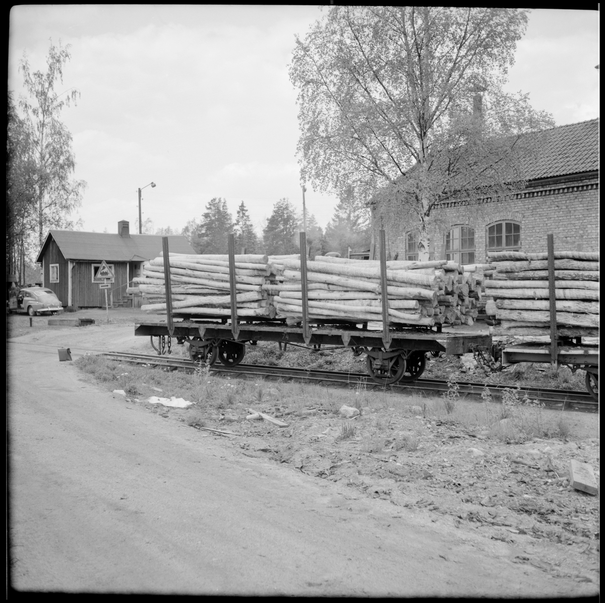 Godsvagn med timmer utanför lokstallet vid sulfitfabriken i Vallvik.