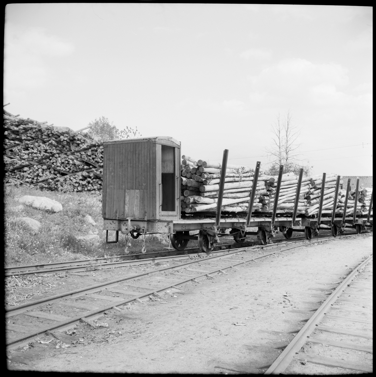 Bromskur på godsvagn med timmer vid sulfitfabriken i Vallvik.
