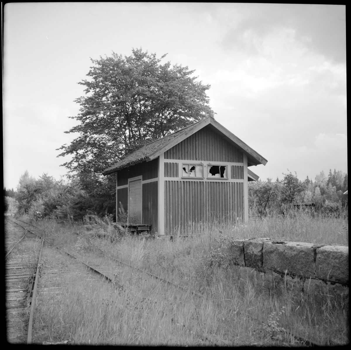 Husbyggnad utmed linjen på Köping - Uttersberg - Riddarhyttans Järnväg, KURJ.