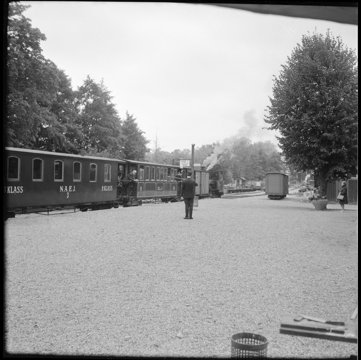 Museijärnvägen, Östra Södermanlands Järnväg, ÖSlJ ångtåg med Nättraby - Alnaryd - Älmeboda Järnväg, NAEJ 3 och Kosta - Lessebo Järnväg, KLJ kombinerade 2:a och 3:e klass vagnar på stationen i Mariefred.