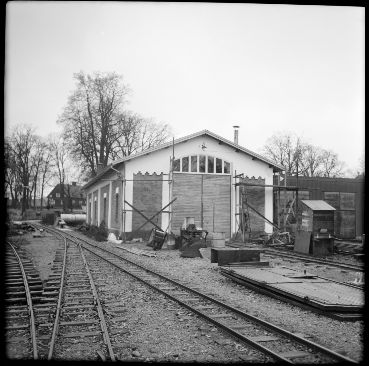 Lokstallet på Mariefreds järnvägsstation som användes av Museijärnväg Östra Södermanlands Järnväg, ÖSlJ.
