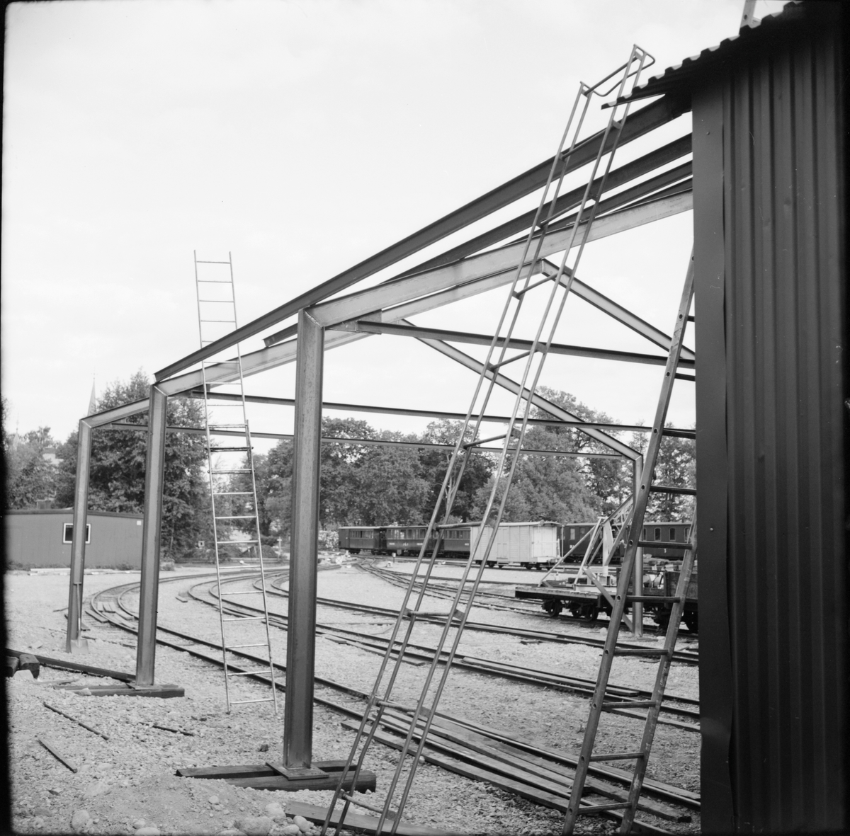 Ny byggnation vid verkstaden på bangården i Mariefred som användes av Museijärnväg Östra Södermanlands Järnväg, ÖSlJ.