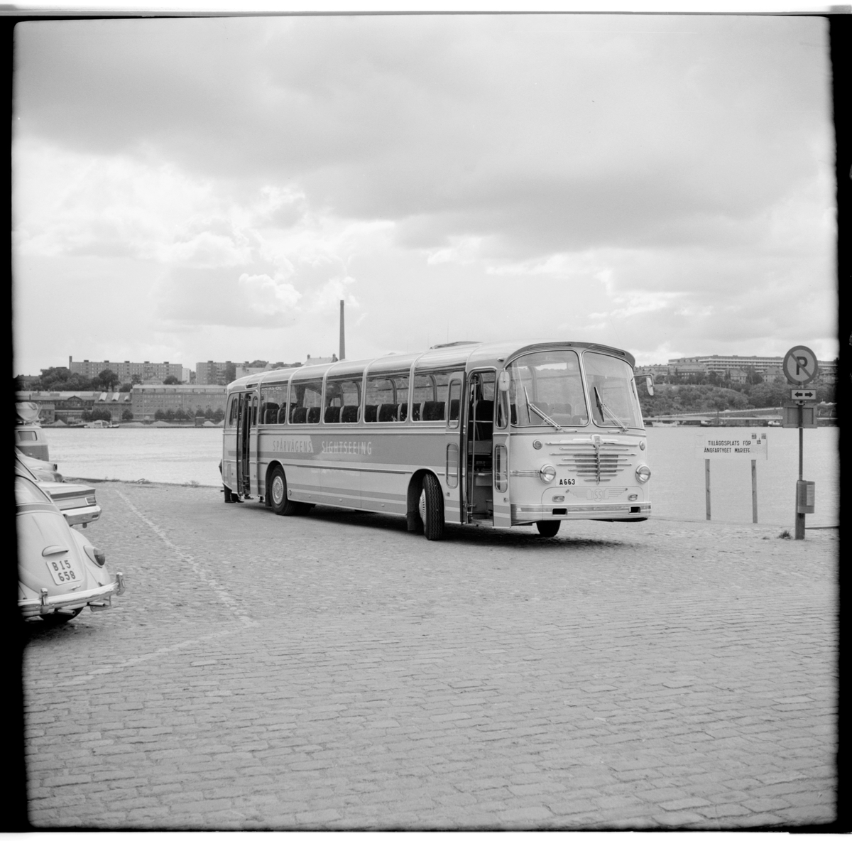 Aktiebolaget Stockholms Spårvägar, SS sightseeing buss vid Klara Mälarstrands västra sida, Stadshuskajen.