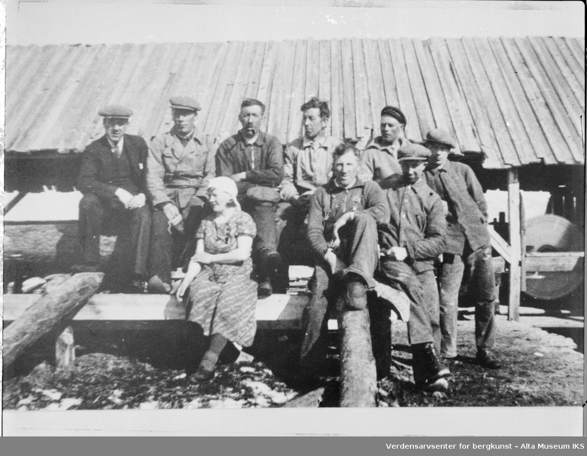 Gruppebilde med 9 personer fra Østlyngens sagbruk på Kronstad.