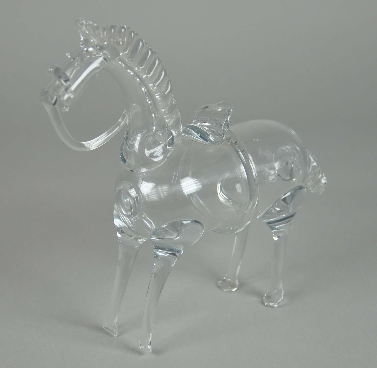 Glass formet som en hest. Glasset er blåst.