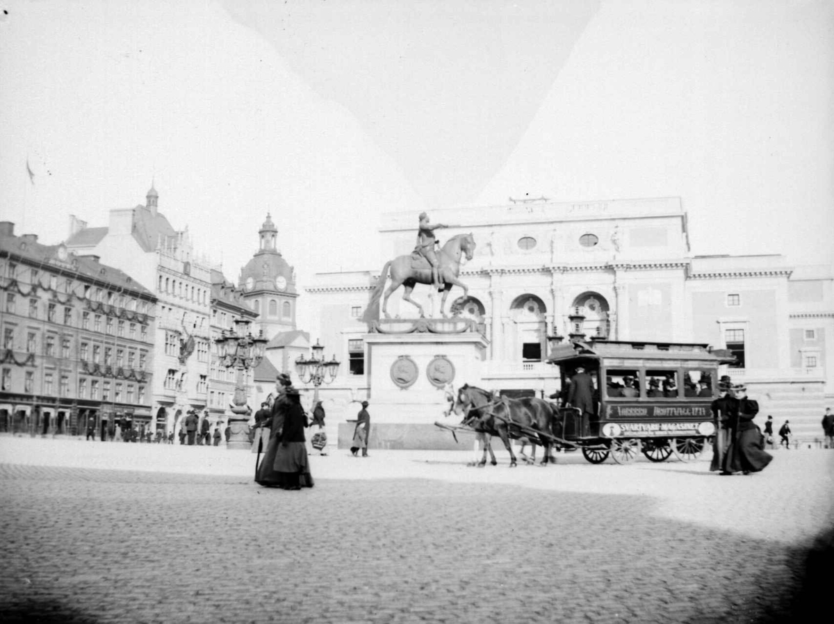Stockholm, Gustav Adolfs torg med statue av Gustav II og Kungliga Operan til høyre - hesteomnibuss