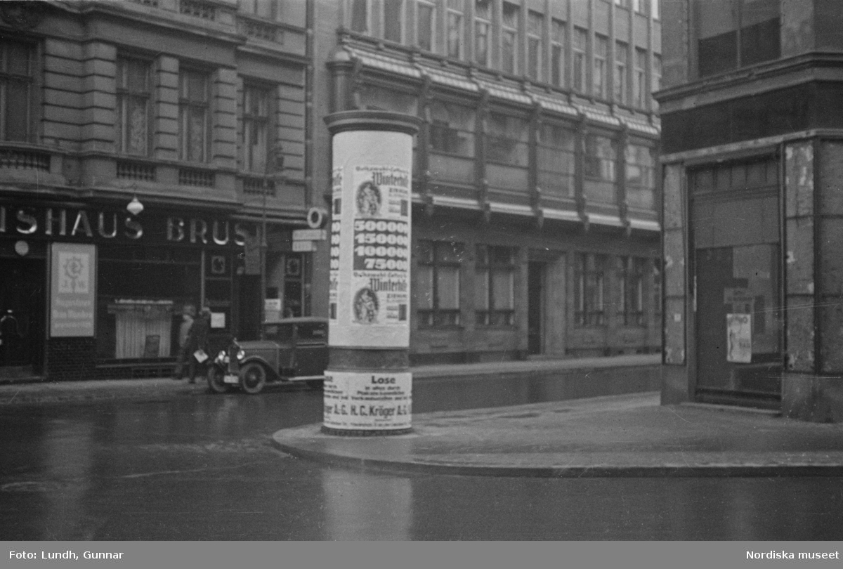 Motiv: Tyskland, Berlin bl. a. Friedrichstrasse;
Detalj av fasad med skylt "Zu vermieten ...", skylt "Warum kommen Sie nicht zu uns? ....", en man säljer tidningar.

Motiv: Tyskland, Vorwärts, Reinickendorf;
Gatuvy med människor vid en spårvagn, gatuvy med fotgängare - bilar och en hästdragen vagn, porträtt av en man "Apolant m fru", gatuvy med fotgängare.