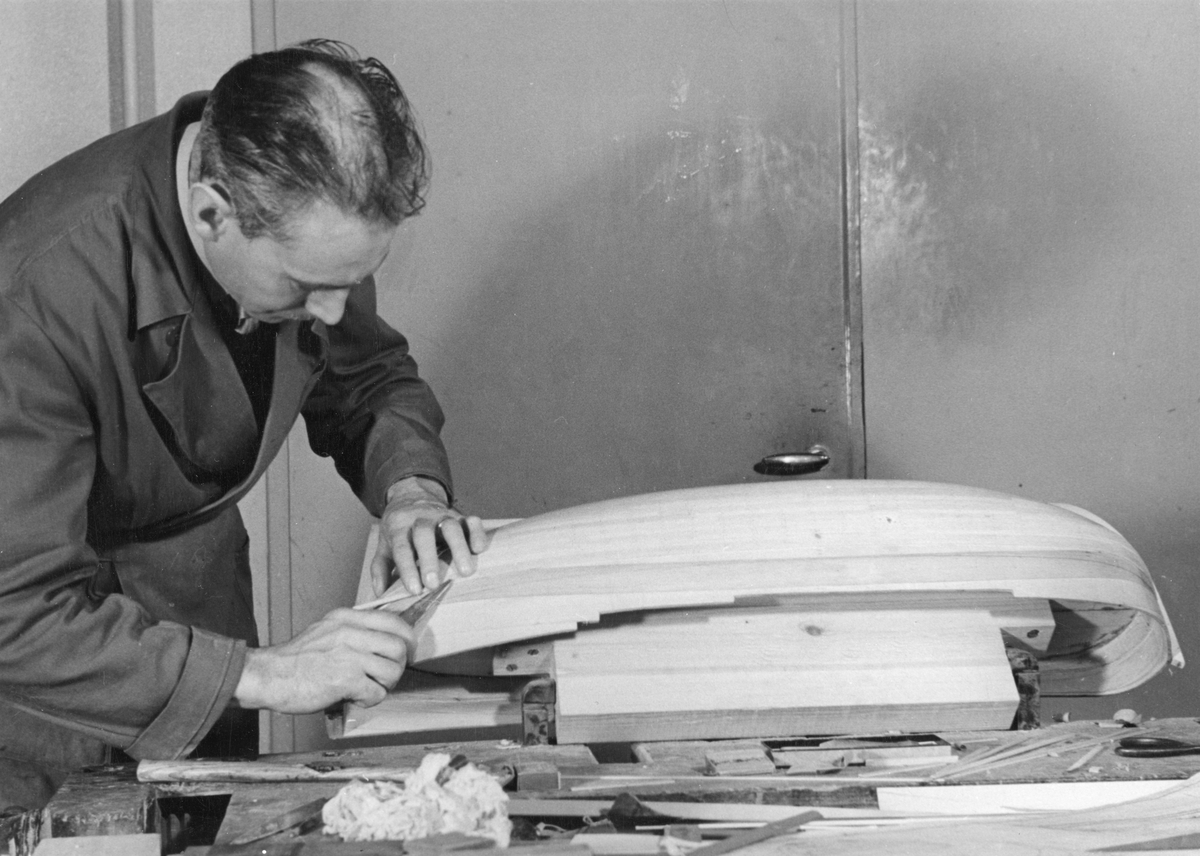 Konservatorn och modellbyggaren Harald Åkerlund i arbete med en modell av kattskeppet BARON ANDERS von HÖPKEN.