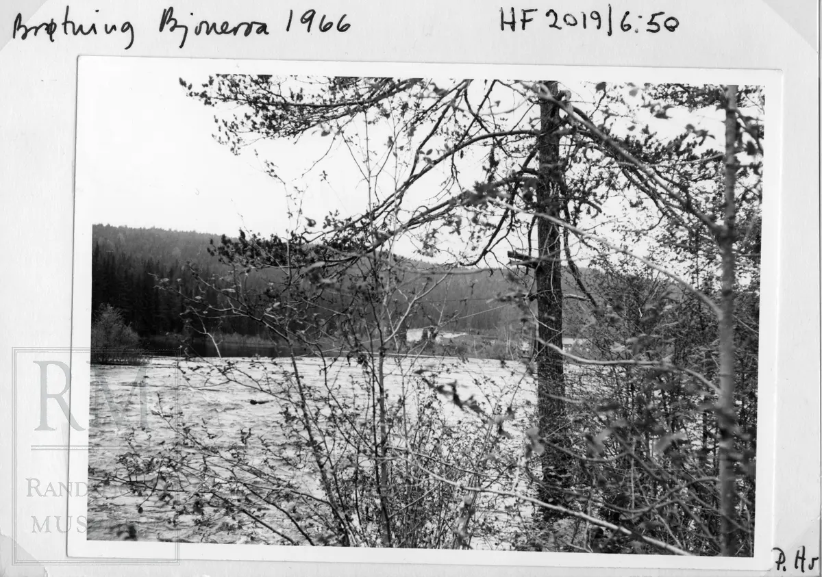 Fløtning i Bjoneelva i Bjonvassdraget. Fra Draget, via Østre Bjonevatnet, Bjonvassdammen, Østre Bjonelva, Haugtjern, Stilla og til Randsfjorden
