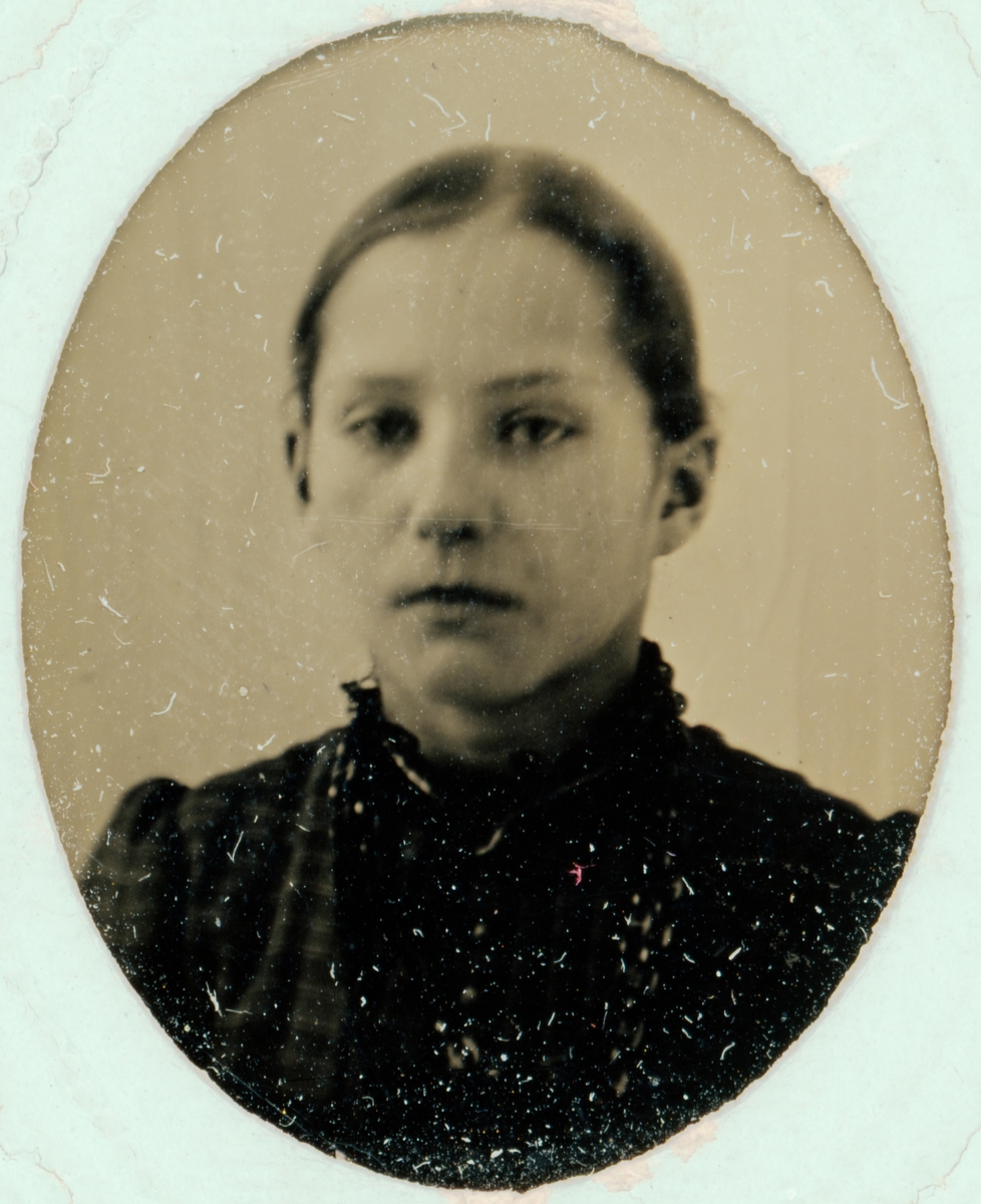 Ferrotyp - flicka, sannolikt Uppsala, omkring 1880