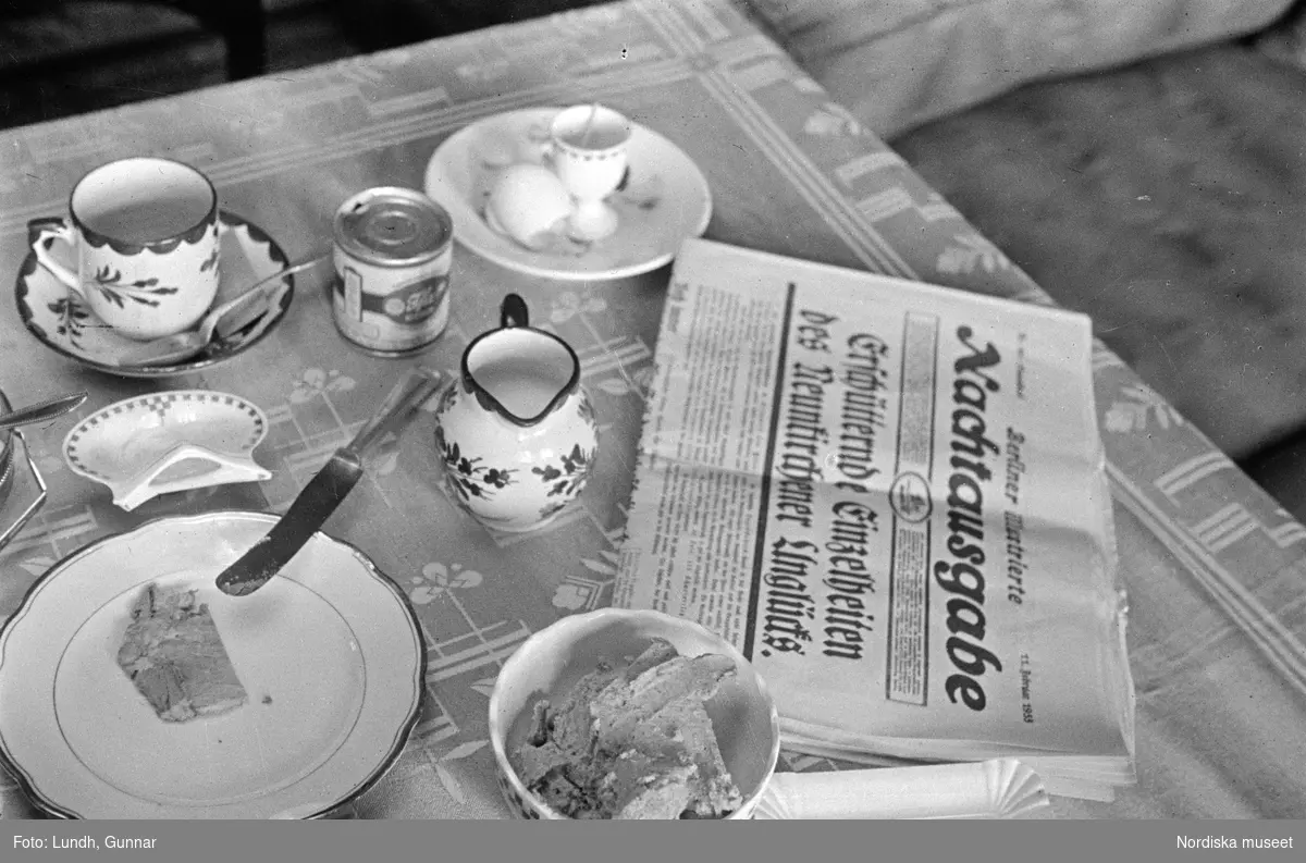 Motiv: Tyskland:
Ett dukat frukostbord med en tidning "Nachtausgabe".

Motiv: Tyskland, Berlin, Rankestrasse;
Gatuvy med fotgängare och bilar.
