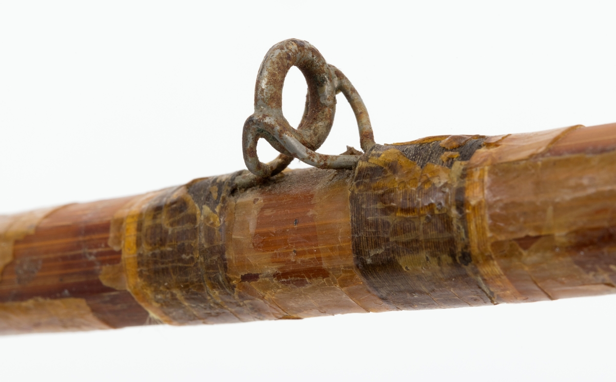 Ei tredelt enhånds fiskestang av splitcane (bambus) for fluefiske, prototyp av Einar Sønsterud. Håndtaket er av kork med en kule, sannsyligvis av bly nederst. Snellefeste, to metallbånd som omslutter håndtaket, tres over snellefoten. Alle stangringene er intakte. Sammen med toppringen, er det 8 ringer. Stangsurringene av tråd er påført lakk og er tilnærmet intakte. Stangdelenes holker er sannsynligvis av messing.
Splitcanestanga er bygd opp av seks forskjellige sammenlimte bambusdeler (spildrer) som er limt sammen.

I mottaket fulgte det med en topp som framstår som ubrukt. Ved registrering antas det at denne ekstratoppen er laget til Sønstruds prototype. Ekstratoppens farger og proporsjoner stemmer overens med prototypens utforming.