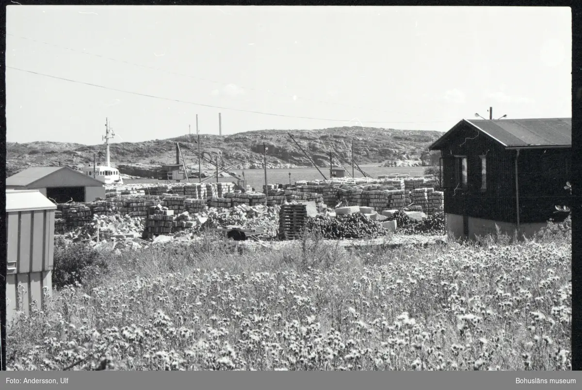 Bohusläns samhälls- och näringsliv. 2. STENINDUSTRIN.
Film: 47

Text som medföljde bilden: "Vy över lagersten och utskeppsningskajen. Aug. 1977."