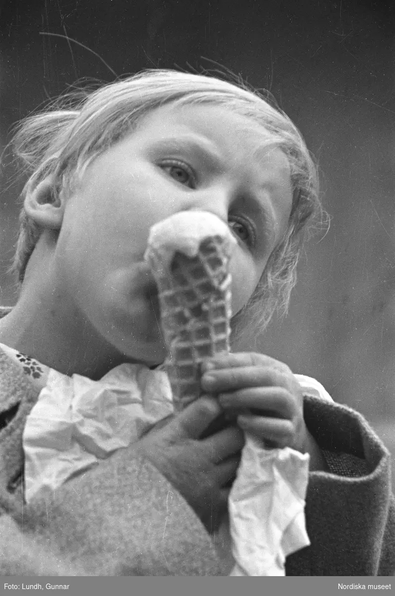 Motiv: G. Nordblad med dotter;
Porträtt av en flicka som äter en glass, porträtt av en man.

Motiv: Lindstrands;
En man och en kvinna gör skuggfigurer på en vägg.