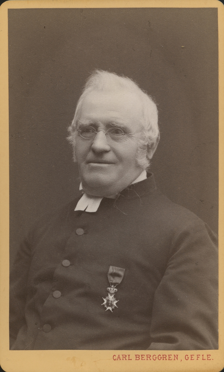 Troligtvis Per August Swedlund, född 1822 Lilla Lundby, Engesberg, präst, lärare och redaktör för Gefle Dagblad.