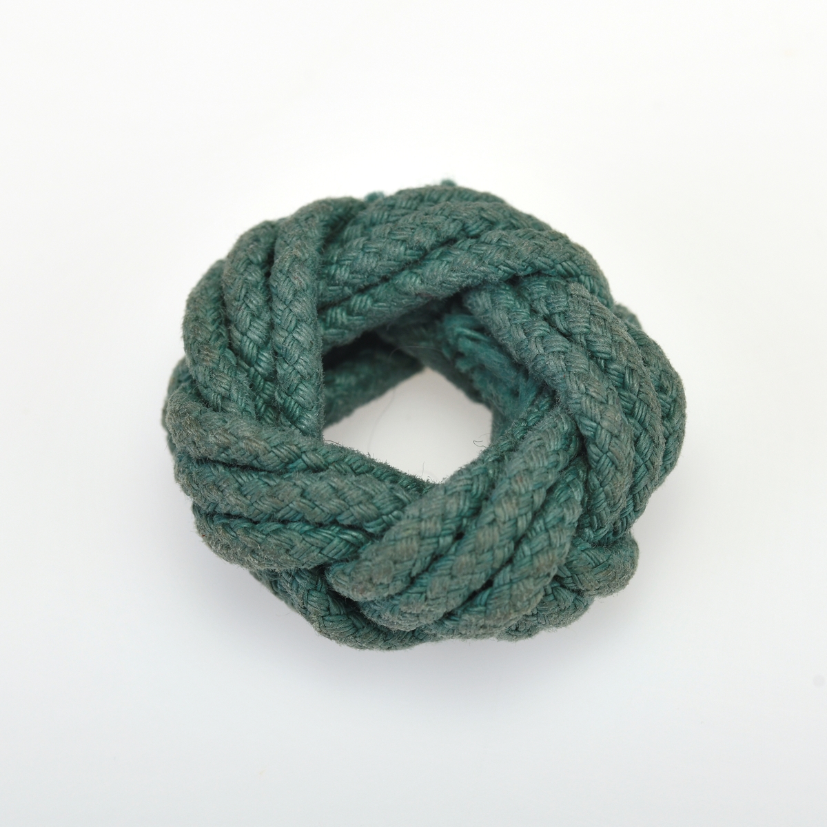 En skjerfknute/speiderknute flettet av grønn bomullssnor. Denne typen knute ble brukt av guttespeidere i alderen 11-16 år (speidere i tropp) frem til 1978.