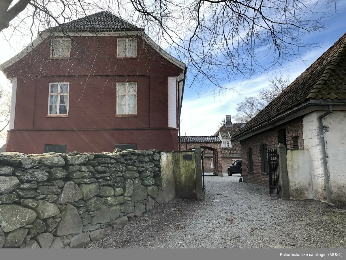 Ledaal ble bygget som lystgård for Kiellandfamilien i årene 1799-1803. Byggherre var Gabriel Schanche Kielland, eieren av et av landets største handelshus. Huset ble opprinnelig brukt som sommerbolig og lystgård, men ble etter hvert familiens helårsbolig.