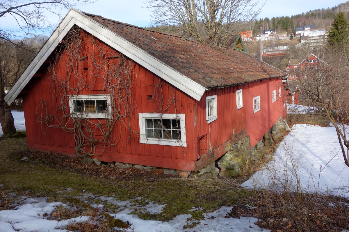 Uthusbygning Labråten. Fra 1897 brukt av Hulda og Arne Garborg, bl. a. som stall og redskapsbod.