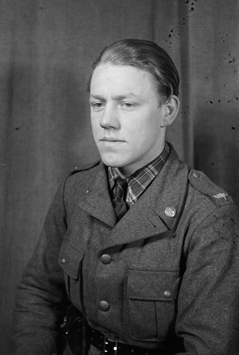 Porträttfoto av soldat Lars Waldemar Holmstedt (nummer 892), mekaniker vid F 19, Svenska frivilligkåren i Finland under finska vinterkriget, 1940.