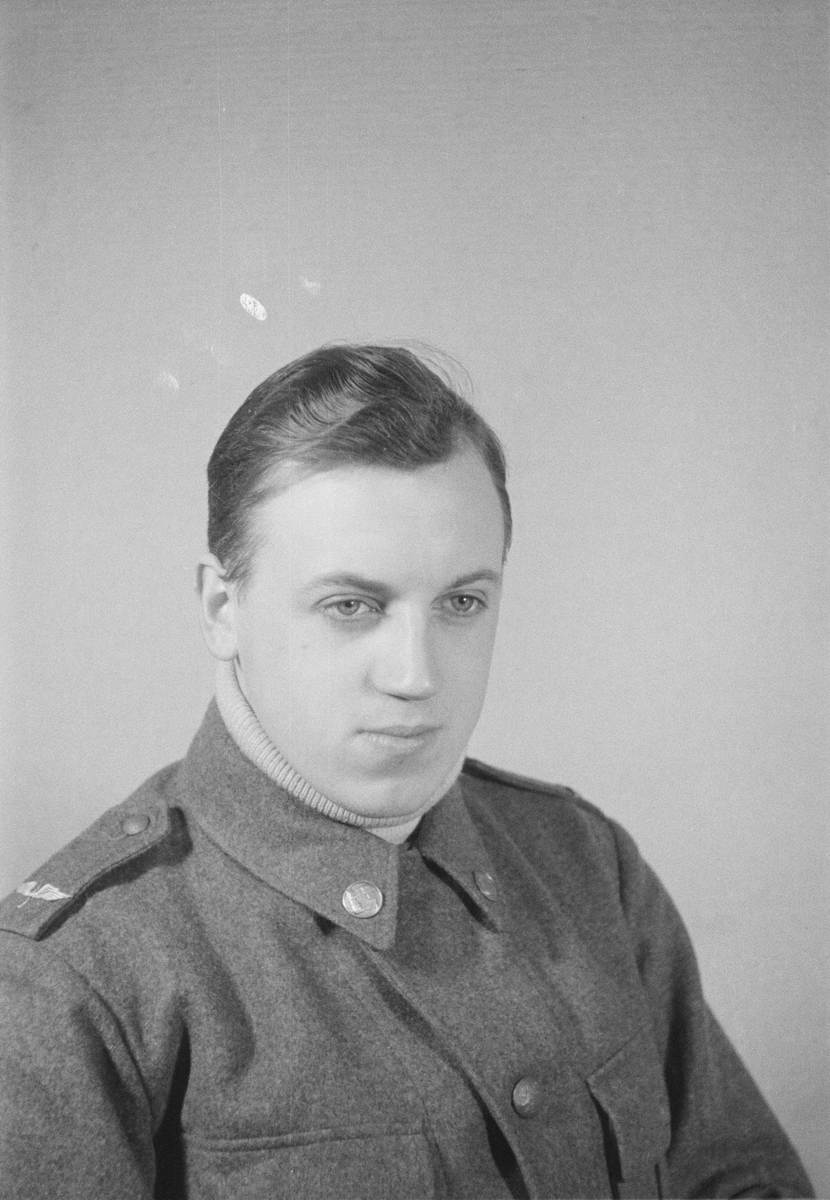 Porträttfoto av soldat Åke Gustaf Fritiof Carlsson (nummer 815), mekaniker vid F 19, Svenska frivilligkåren i Finland under finska vinterkriget, 1940.