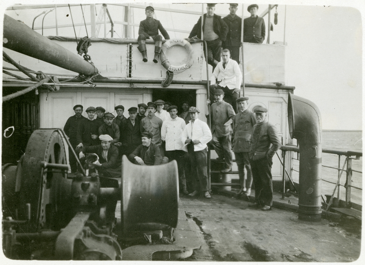 Besättningbild från HALVAR, 1919. Bild nr 7 ur Albrekt Ellséns serie med fotografier från Halvarexpeditionen.