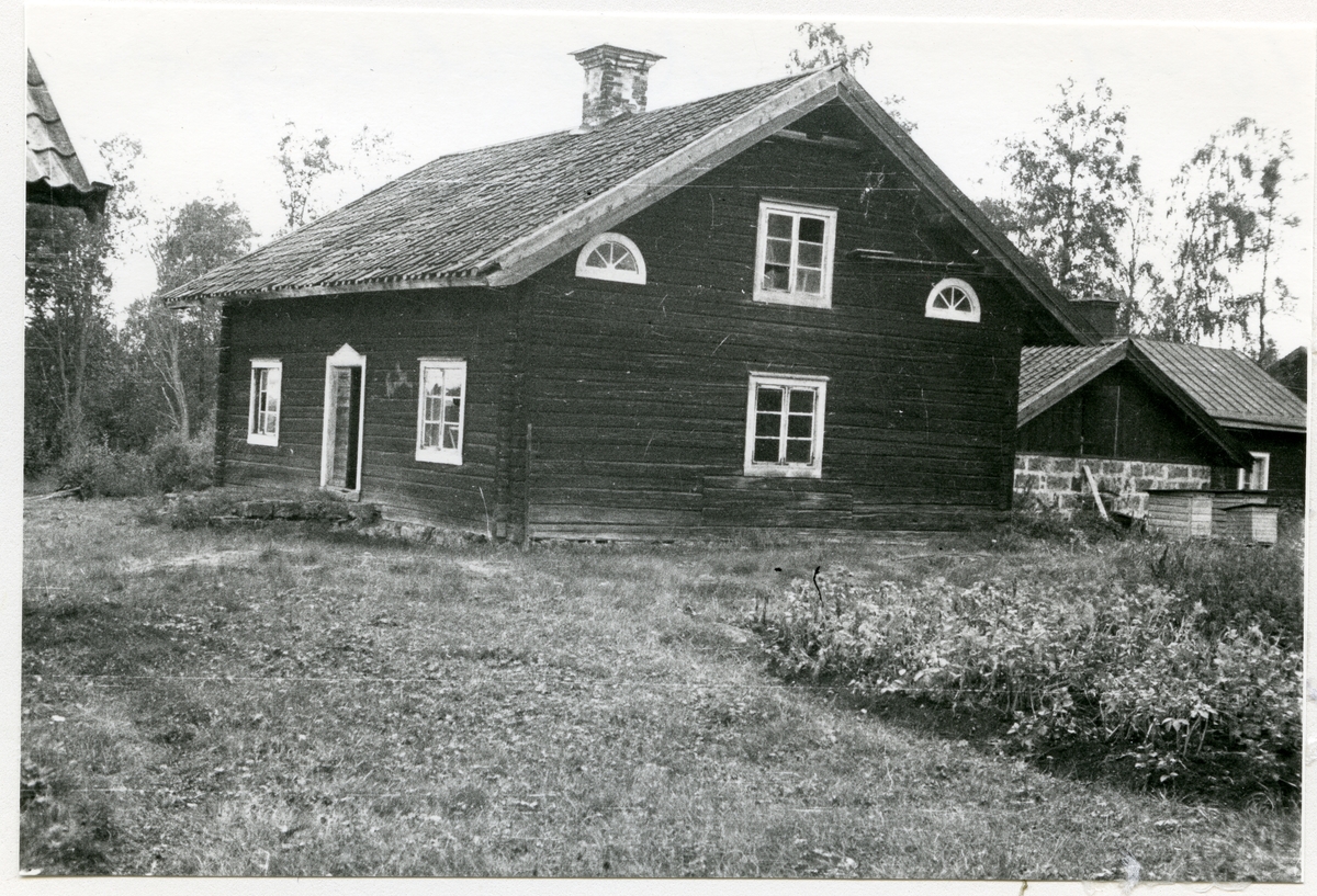 Norberg sn, Norberg, Fliken.
Exteriör av färdstuga, 1933.