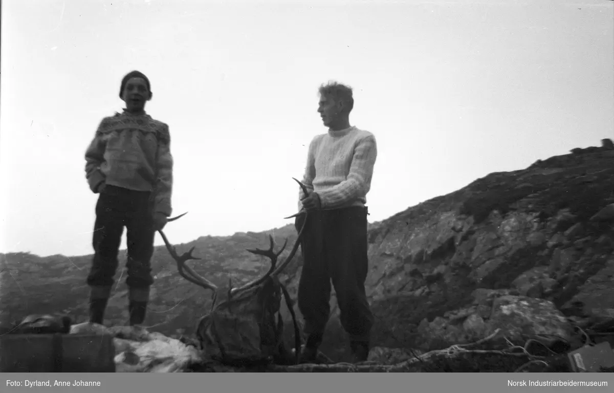 Johan og Ola O. Vågen under reinsjakta i Kvammsfjell, Møsstrond