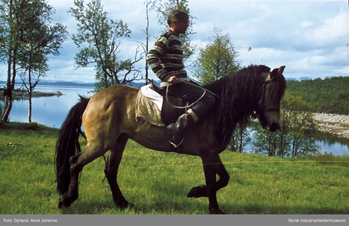 Olav O. Vågen rir hest på Øst-Førnes, Møsstrond