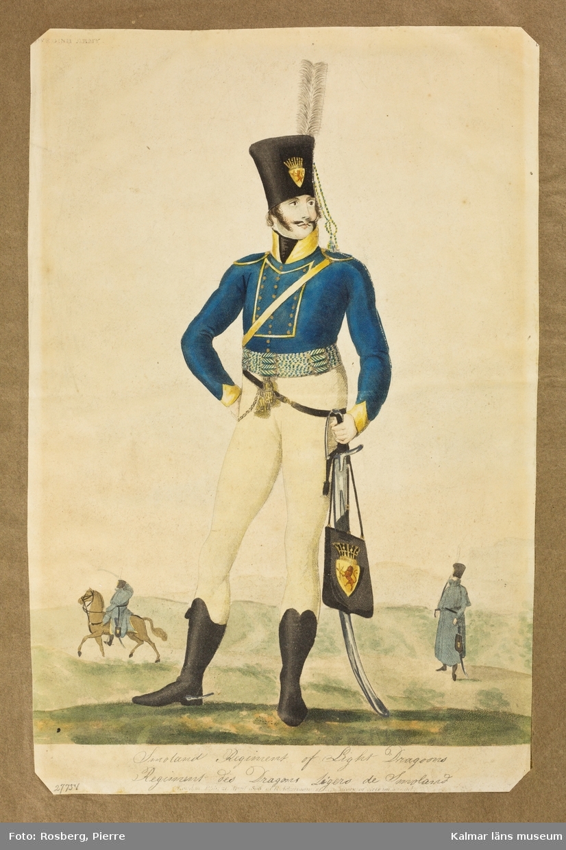 Militär uniformsbild med kort jacka, smala byxor, stövlar, hög hatt, väska och blankvapen. I bakgrunden ryttare till häst och militär med lång rock.