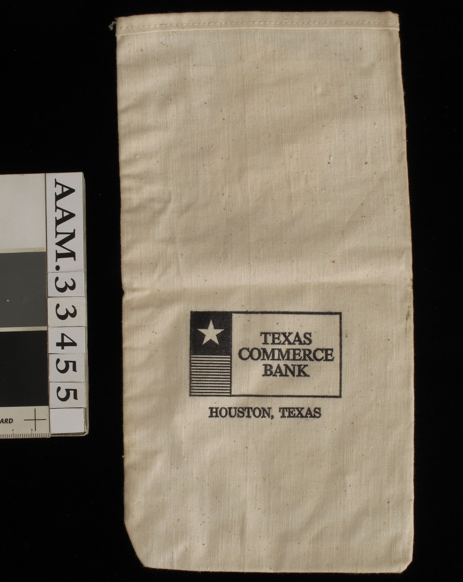 Pose av bomullslerret. Med påmalt tekst i sort:  Texas Commerce Bank / Houston, Texas