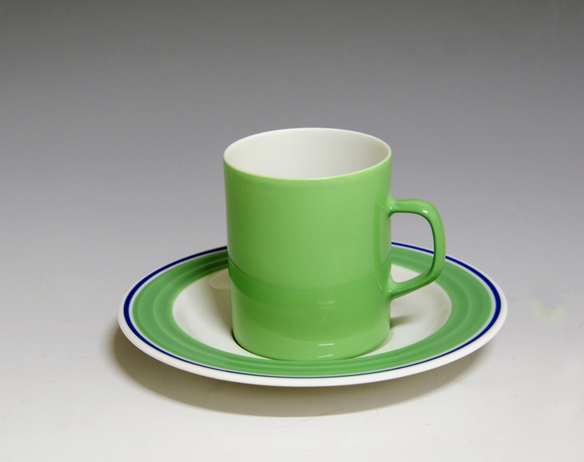 Kopp av porselen med hvit glasur. Utsiden er dekorert med heldekkende grønt.
Modell: Saturn
Dekor: Saturn Grønn